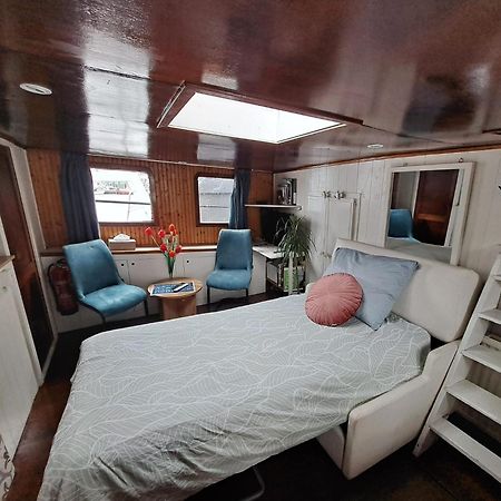 B&B Teddy "Prachtig Authentiek Woonschip Uit 1912, 15 Minuten Van Amsterdam" Wormer エクステリア 写真