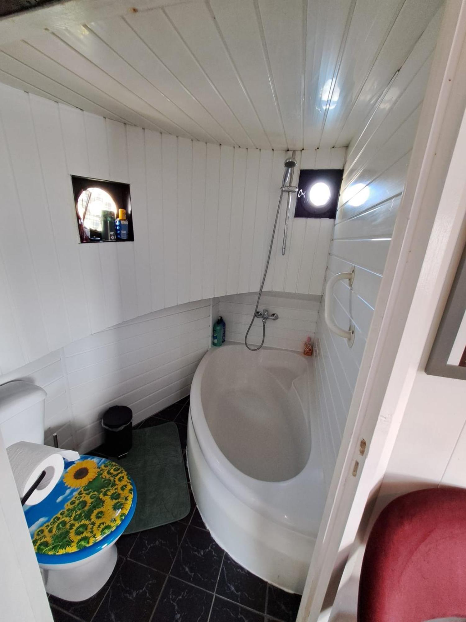 B&B Teddy "Prachtig Authentiek Woonschip Uit 1912, 15 Minuten Van Amsterdam" Wormer エクステリア 写真