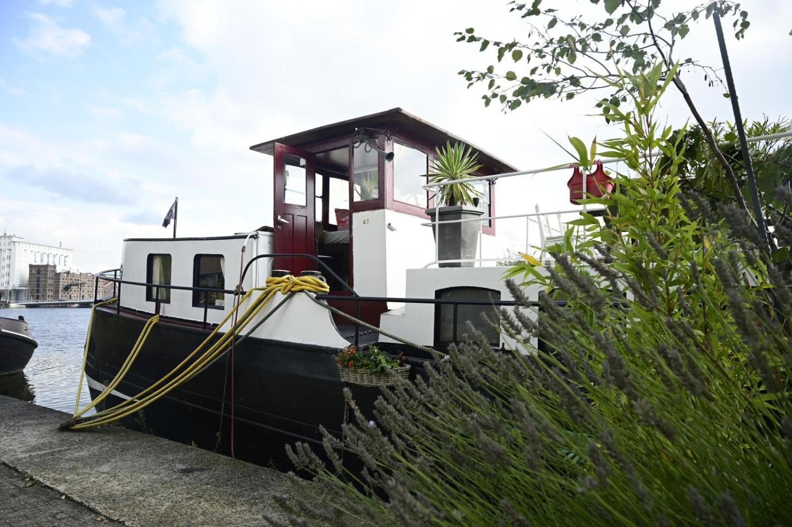 B&B Teddy "Prachtig Authentiek Woonschip Uit 1912, 15 Minuten Van Amsterdam" Wormer エクステリア 写真
