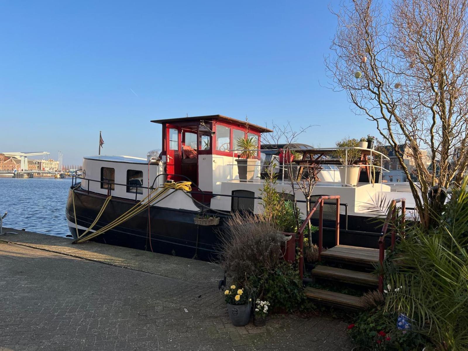 B&B Teddy "Prachtig Authentiek Woonschip Uit 1912, 15 Minuten Van Amsterdam" Wormer エクステリア 写真