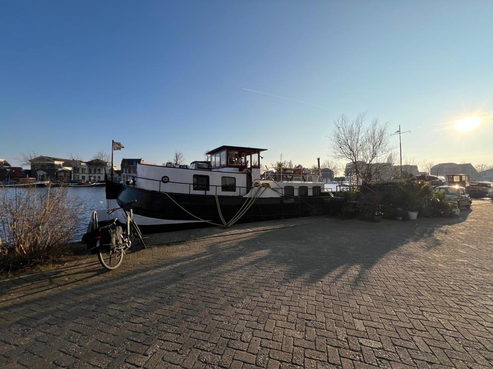 B&B Teddy "Prachtig Authentiek Woonschip Uit 1912, 15 Minuten Van Amsterdam" Wormer エクステリア 写真