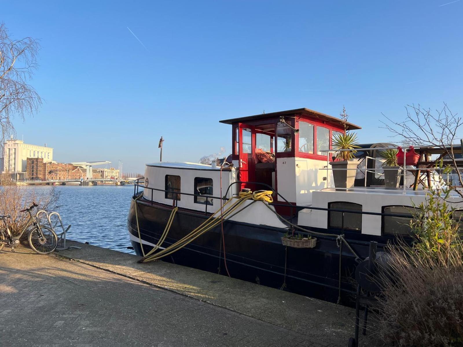 B&B Teddy "Prachtig Authentiek Woonschip Uit 1912, 15 Minuten Van Amsterdam" Wormer エクステリア 写真
